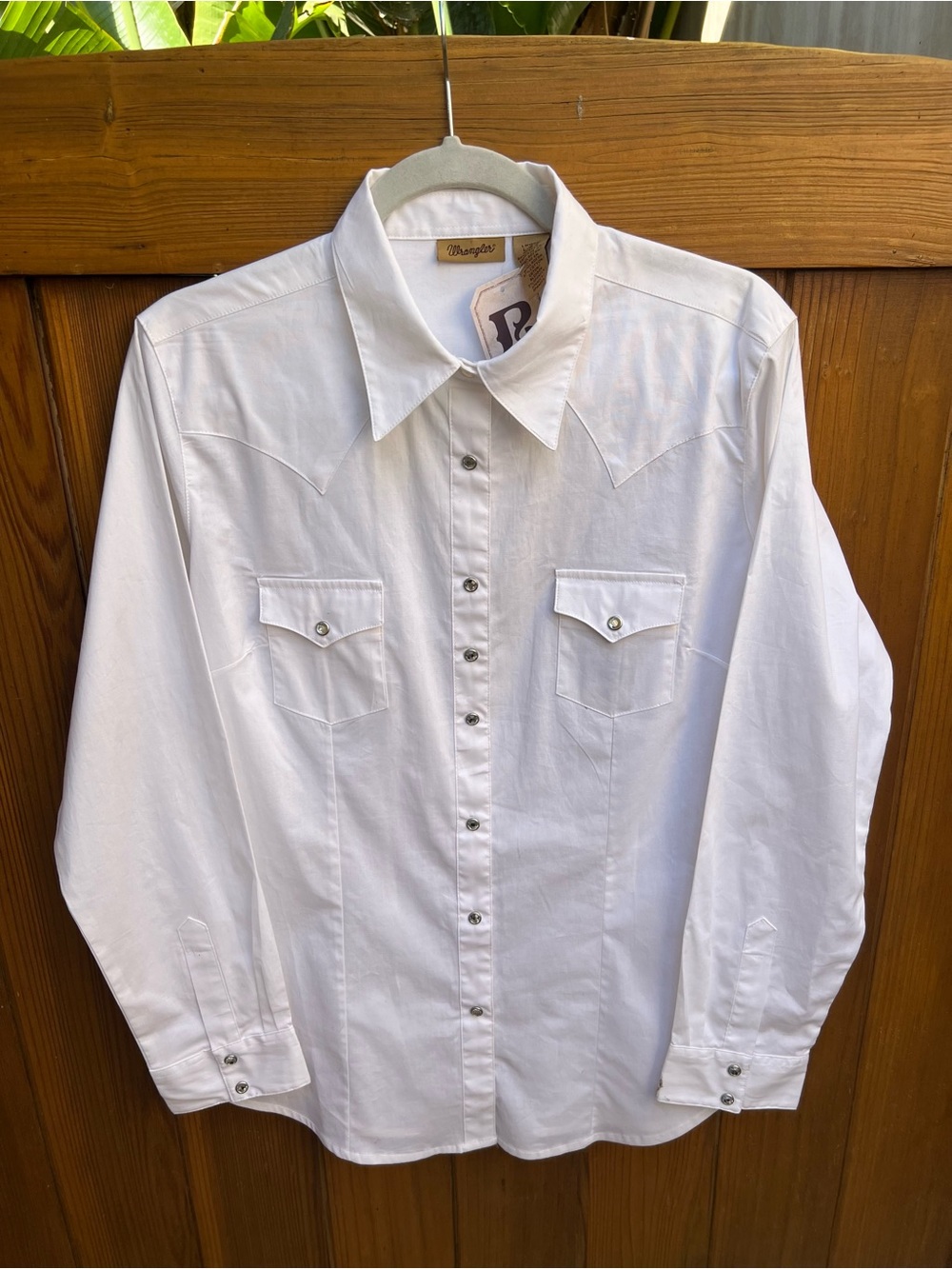 Wrangler White Western Snap Button Shirt.  BOLO TIE  NOT INCLUDED  Display only